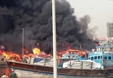 لنج چوبی در آبراه بهمنشیر آتش گرفت