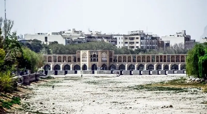 فیلم| وقتی آب به بستر خشک زاینده رود اصفهان رسید