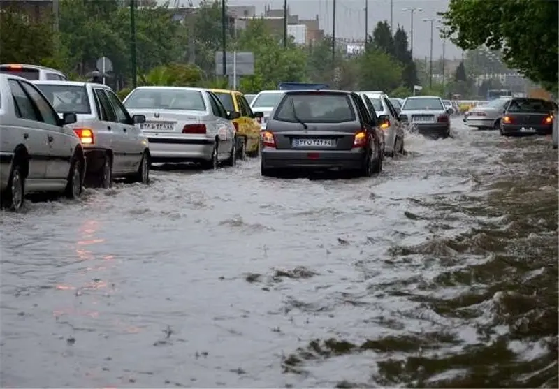 مسدود شدن جاده‌ها در پی بارش باران شدید در رامسر