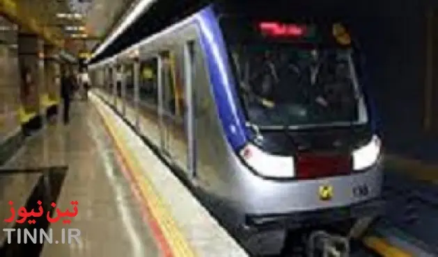 مسافران گرمسار به تهران سوار مترو می شوند