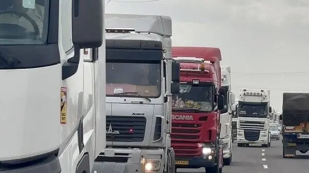 رژه اقتدار کامیون‌ داران اقلیدی در حمایت از خاک وطن