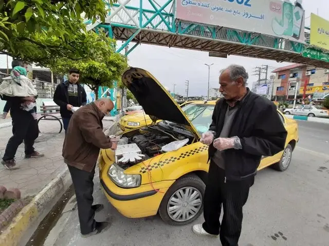 تصاویر| راننده‌ تاکسی که برای مردم دستکش می‌سازد