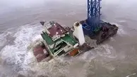 غرق شدن یک کشتی با ۳۰ خدمه در دریای جنوبی چین + فیلم