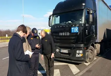 ارسال کمک‌های سفارت ایران برای رانندگان گرفتار در مرز بلغارستان