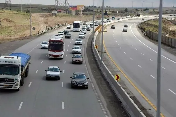 ترافیک پر حجم و روان در محورهای هراز و فیروزکوه


