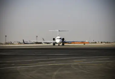 برخورد خودروی کترینگ با بال هواپیما در فرودگاه مهرآباد
