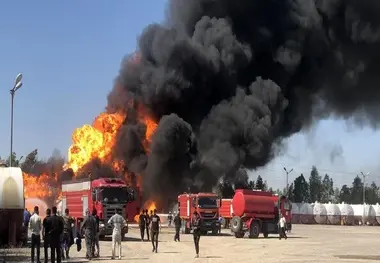 خودروهای ایمنی فرودگاهی برجامی در حال مهار آتش سوزی پالایشگاه تهران