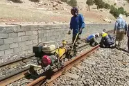 فیلم | تعویض ریل های سائیده قوس ها در راه آهن لرستان