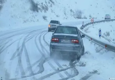 اکثر محورهای مواصلاتی کشور برفی و بارانی است