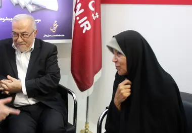 بازدید فائزه هاشمی از غرفه تین نیوز