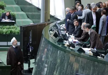 وزیری که در مسیر بهارستان تصادف کرد/دفاع روحانی از وزیر اوقات‌تلخ