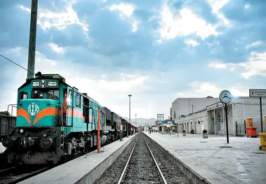 تکمیل ایستگاه‌ های راه آهن در قروه و دهگلان تسریع یابد