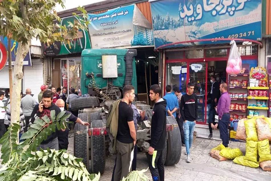کامیون ولوو ۵ خودرو را در دماوند زیر گرفت