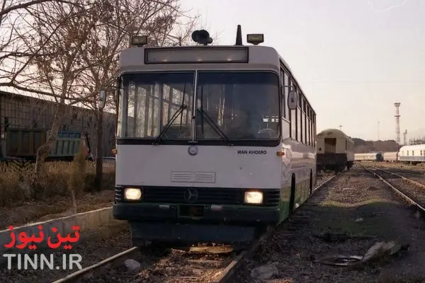 اتوبوس ریلی در ایستگاه راه آهن تهران