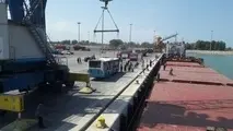 بارگیری و اعزام نخستین محموله ترانزیتی خودرو از بندر امیرآباد

