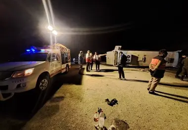 ۱۸ مصدوم و یک فوتی در واژگونی مینی باس زائران در جاده ایلام