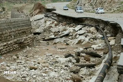 جاده خرم‌ آباد - پلدختر مسدود شد/ ریزش کوه در برخی جاده‌ ها