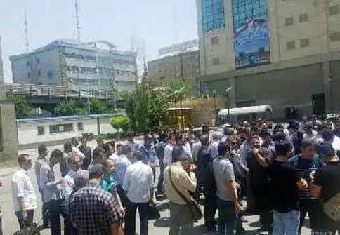  کارکنان مترو تهران در اعتراض به مدیریت این شرکت تجمع کردند