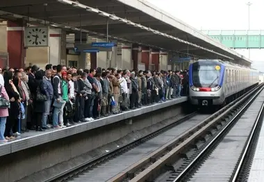ازدحام مسافران در ایستگاه مترو صادقه+ عکس
