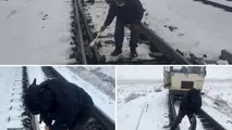 برف‌ روبی و یخ‌ زدایی سوزن‌ ها ریل راه آهن قم 
