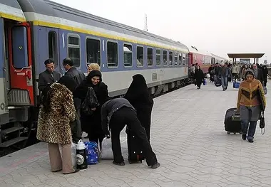 حضور به موقع مسافران قطار یک ساعت قبل از حرکت در ایستگاه راه آهن