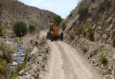 پایان عملیات تیغ زنی راه های روستایی به مسافت ۱۲۰ کیلومتر در زرند کرمان 