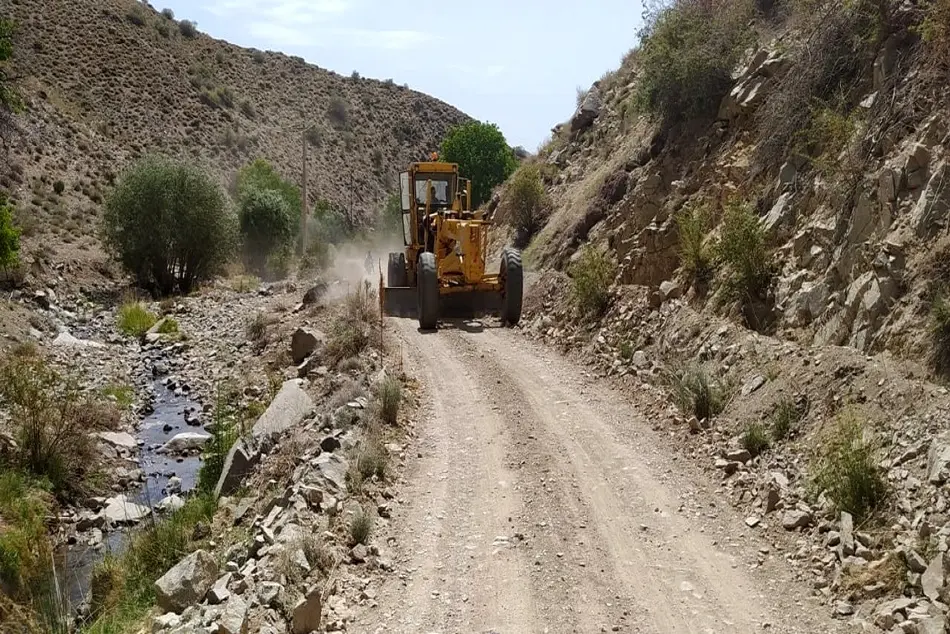 پایان عملیات تیغ زنی راه های روستایی به مسافت ۱۲۰ کیلومتر در زرند کرمان 