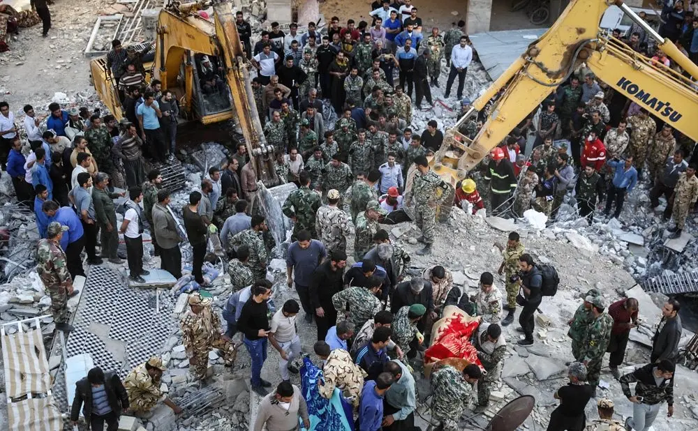تصاویری از آواربرداری و جستجوی افراد زیر آوار در مناطق زلزله زده