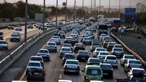 انجام عملیات خط کشی در اتوبان کرج - قزوین / رانندگان با احتیاط برانند