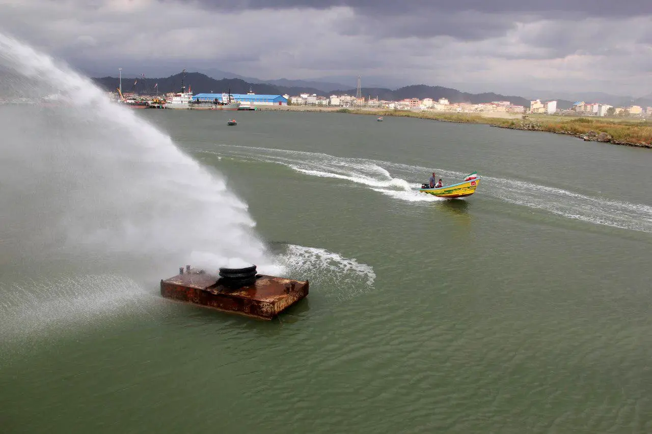 مانور جستجو و نجات دریایی و مقابله با آلودگی نفتی در دریا در بندر آستارا برگزار شد