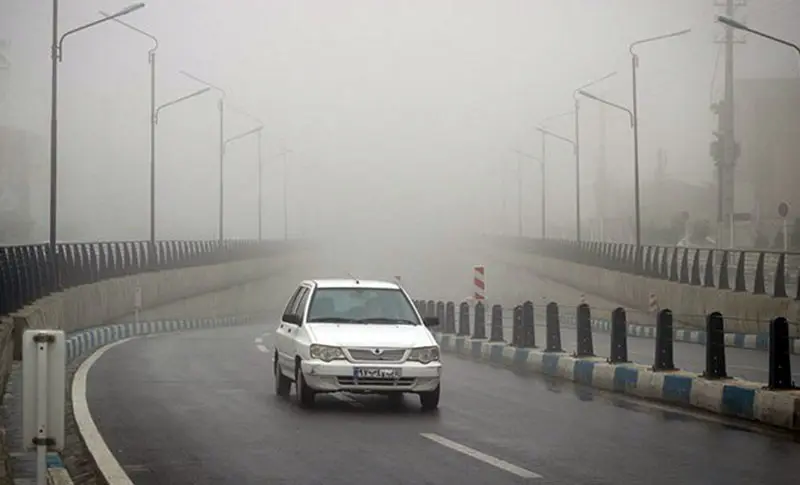  مه بر جاده های ارتباطی استان کردستان سایه افکنده و باعث کاهش دید شده است