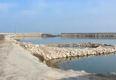 تخریب ۲ سازه غیرمجاز دریایی در سواحل استان مازندران
