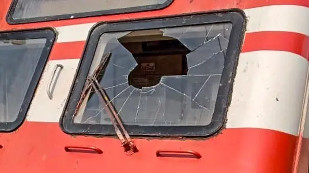 برخورد غیرمنتظره عقاب با قطار در کشمیر + فیلم