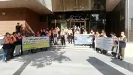 تجمع ادامه دار کارکنان عوارضی‌های قزوین مقابل اداره کل راه و شهرسازی قزوین