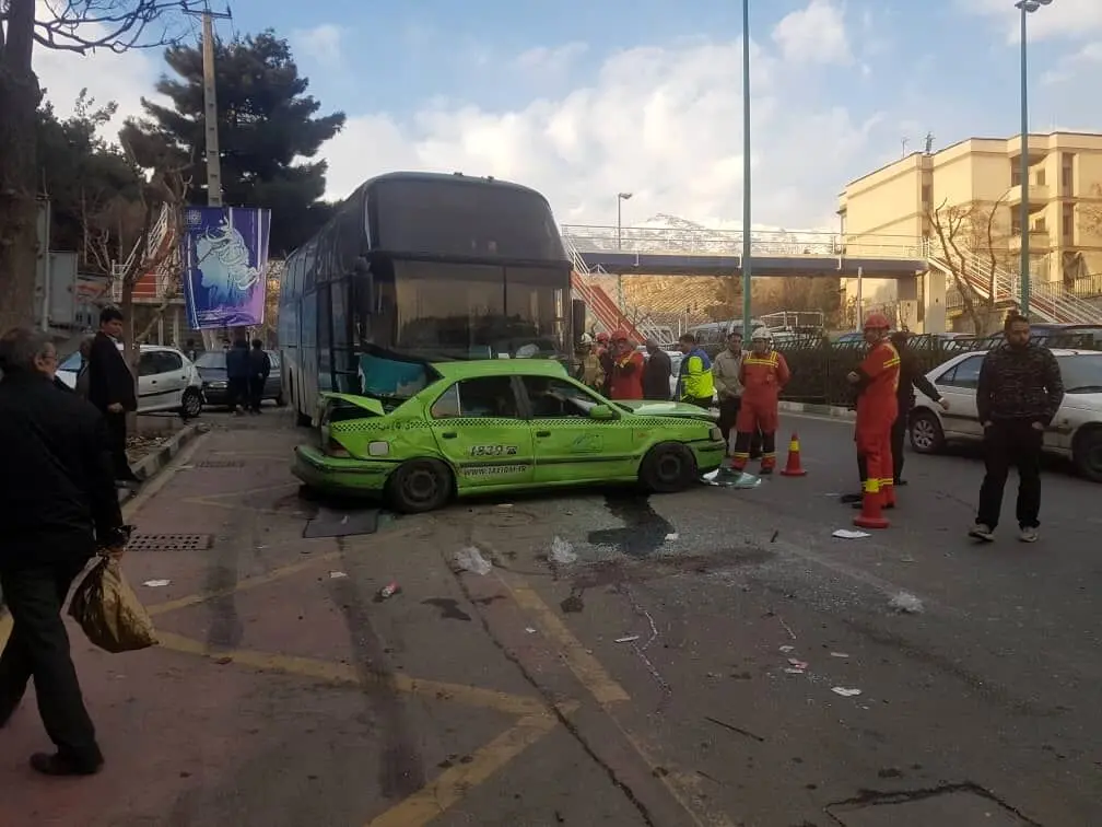 برخورد اتوبوس با ۷ دستگاه خودرو در ولنجک تهران یک کشته داشت