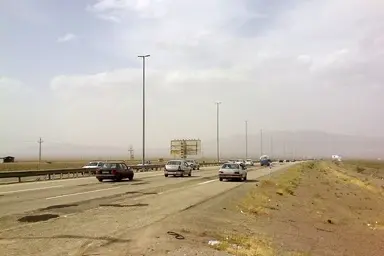 اصابت پرتابه به آزادراه تهران قم؛ انسداد بخشی از مسیر 