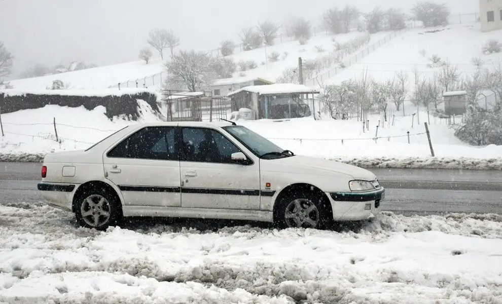 بارش برف و باران جاده های استان تهران را لغزنده کرد
