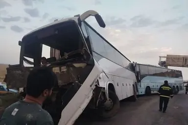 تصادف زنجیره ای سه دستگاه اتوبوس و دو خودروی سواری در آزادراه قزوین ـ کرج