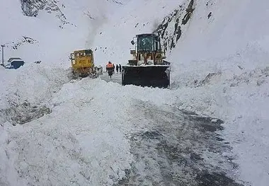 جاده چالوس به علت ریزش بهمن مسدود است