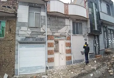در پی دستور وزیر راه و شهرسازی کلید یک واحد مسکونی به خانواده گنبدی تحویل داده شد