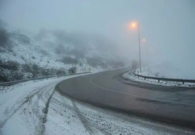 بارش برف و مه غلیظ در گردنه اسدآباد
