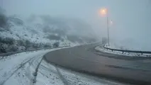 بارش برف و مه غلیظ در گردنه اسدآباد
