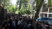 تجمع اعتراضی رانندگان آژانس‌ در برابر شورای شهر