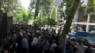 تجمع اعتراضی رانندگان آژانس‌ در برابر شورای شهر