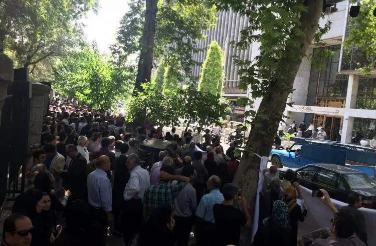 تجمع اعتراضی رانندگان آژانس‌ در برابر شورای شهر