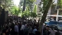 تجمع اعتراضی رانندگان آژانس‌ در برابر شورای شهر
