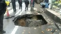 نشست خیابان در چهارراه مولوی به دلیل ترکیدگی لوله آب