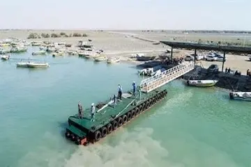 نصب اسکله شناور گردشگری در تالاب بین‌المللی آذینی سیریک