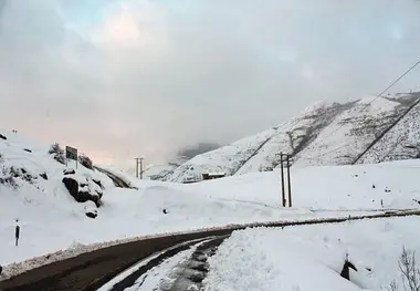 سطح جاده‌های زنجان خیس و لغزنده است 