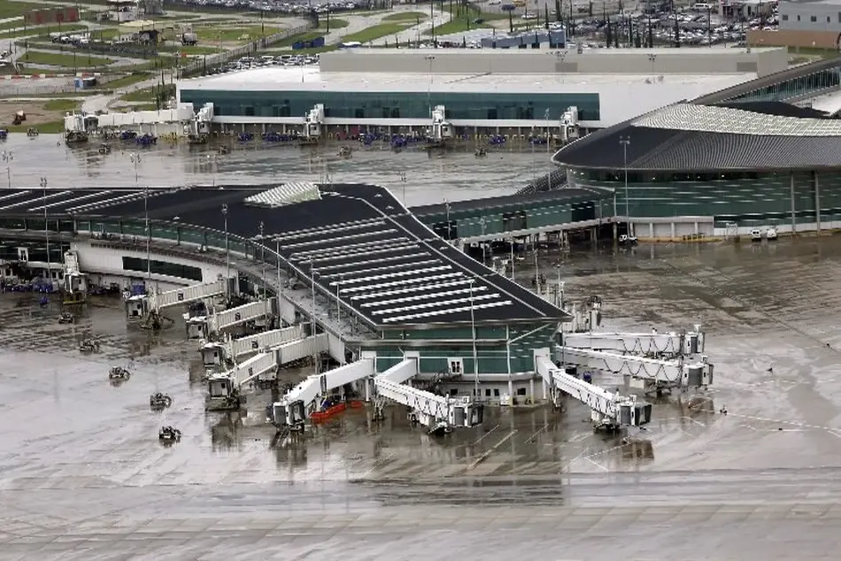 Houston Airports To Resume Limited Operations